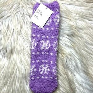 Kohls Cozy Snowflake Socks Lavender and white Size 9-11
